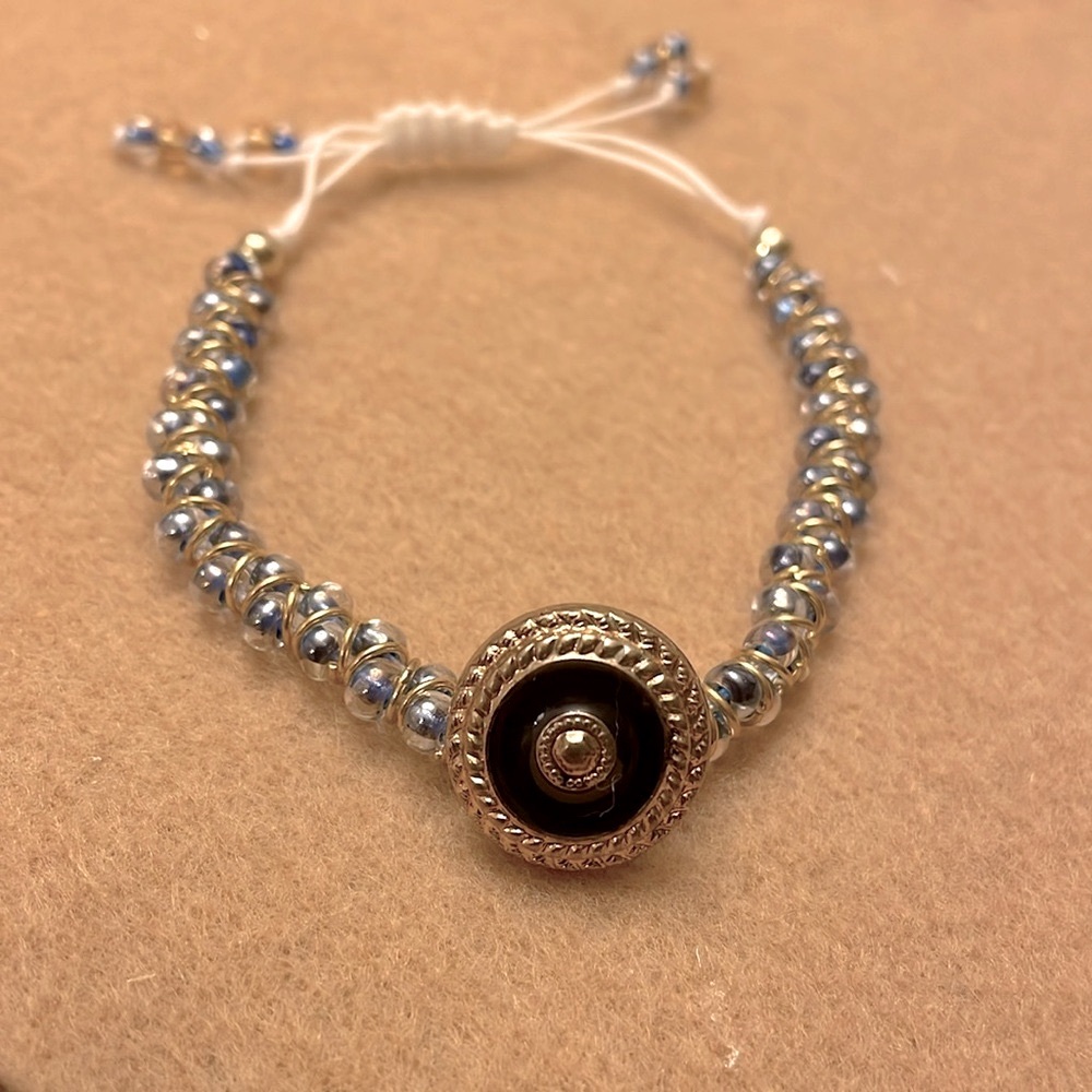Goddess bracelett with adjustable closure